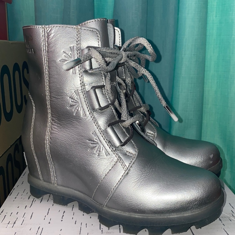 Kids Sorel X Disney Joan of Arctic wedge size 2 worn 2x great condition